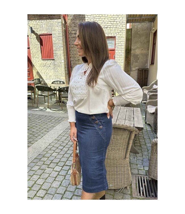 W25.57434/101BrokenWhite  Emily Blouse