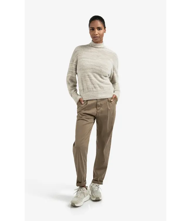 01-301219-509/80820  Trousers with pleats and chino pockets