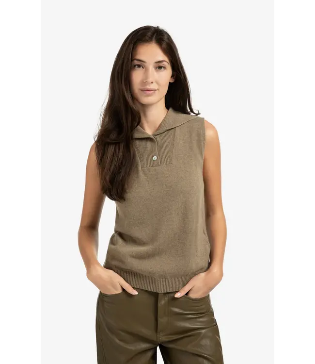 01-000502-509/99008  Sleeveless knitted top with collar and button placket