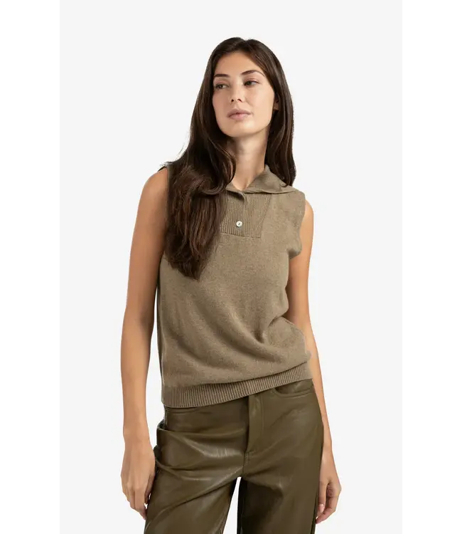 01-000502-509/99008  Sleeveless knitted top with collar and button placket