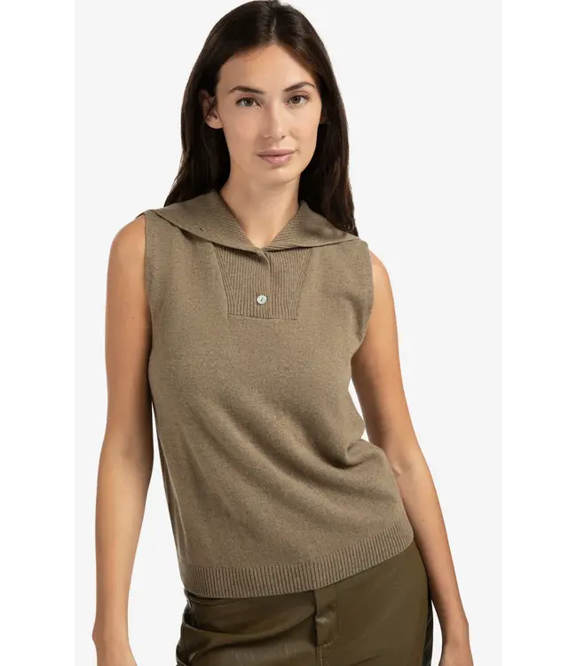 01-000502-509/99008  Sleeveless knitted top with collar and button placket
