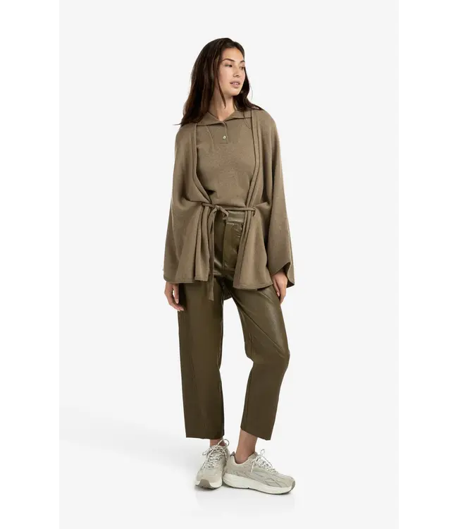 01-000502-509/99008  Sleeveless knitted top with collar and button placket