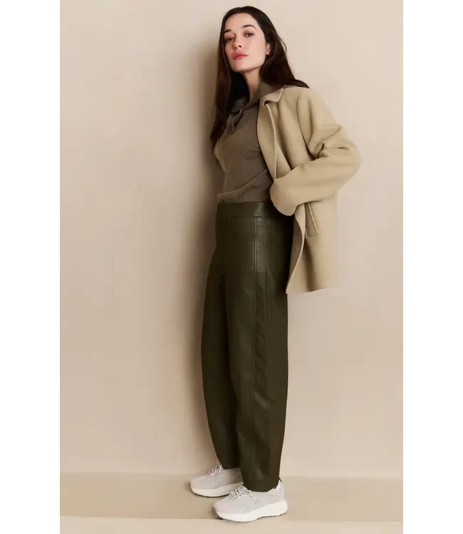 01-000502-509/99008  Sleeveless knitted top with collar and button placket