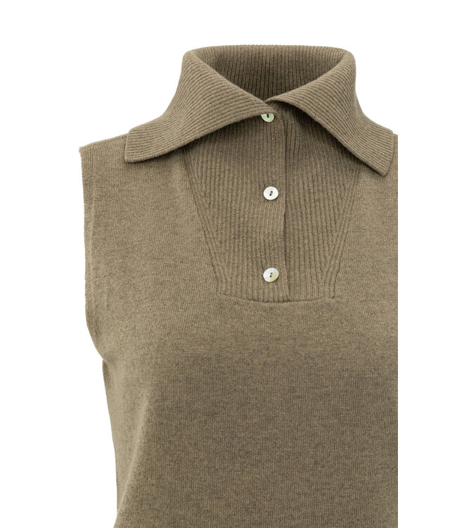 01-000502-509/99008  Sleeveless knitted top with collar and button placket