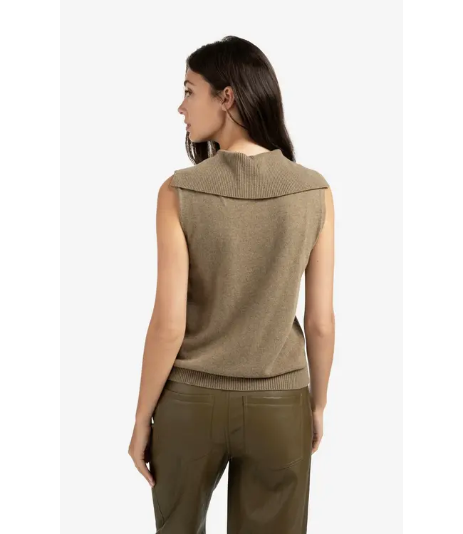 01-000502-509/99008  Sleeveless knitted top with collar and button placket