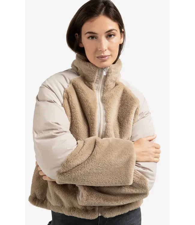 02-001062-509/99006  Short teddy jacket with padded sleeves