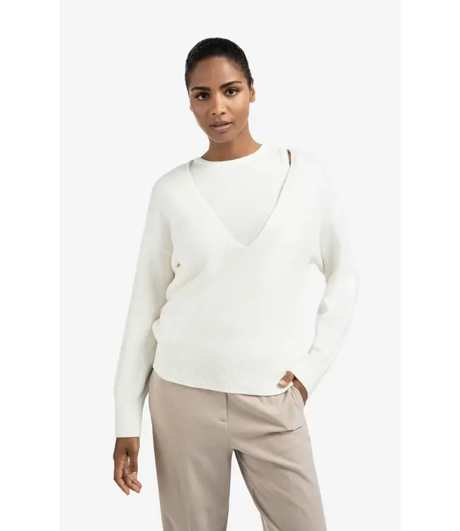 01-000381-509/990152  Knitted sweater with deep V-neck and layered top