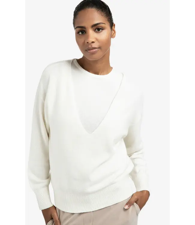 01-000381-509/990152  Knitted sweater with deep V-neck and layered top