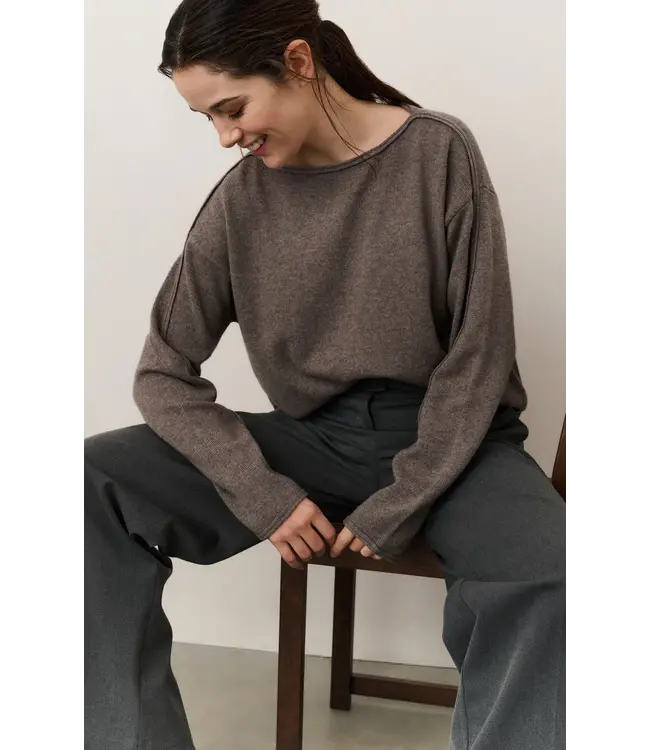 01-000489-509/990172  Boat neck sweater with refined decorative seams