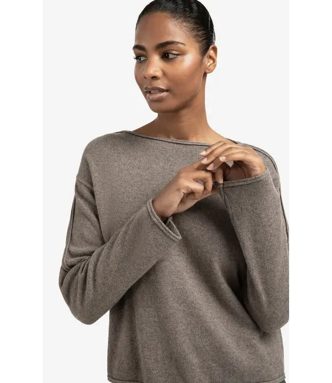 01-000489-509/990172  Boat neck sweater with refined decorative seams