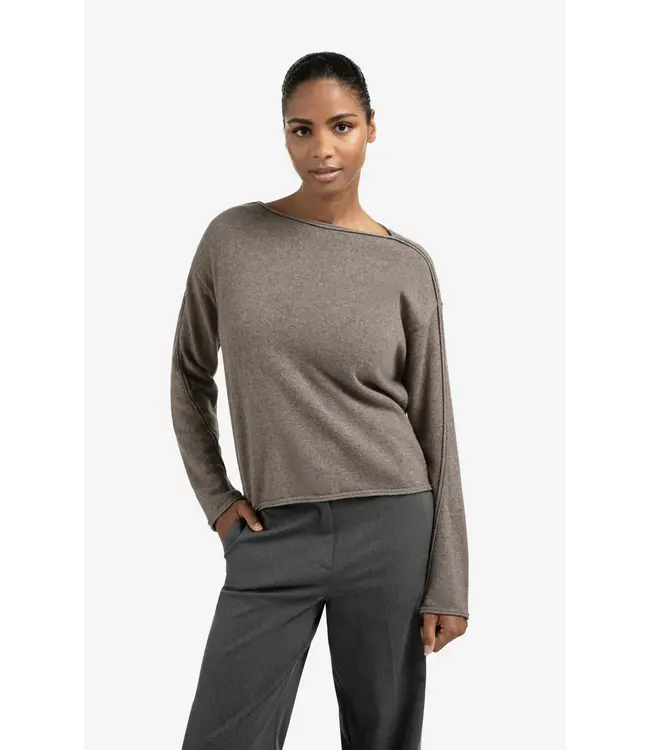 01-000489-509/990172  Boat neck sweater with refined decorative seams