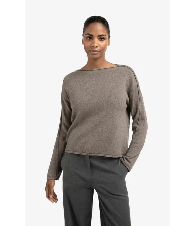 01-000489-509/990172  Boat neck sweater with refined decorative seams