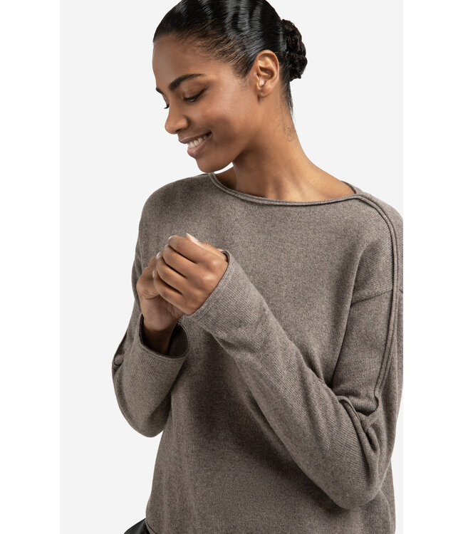 01-000489-509/990172  Boat neck sweater with refined decorative seams