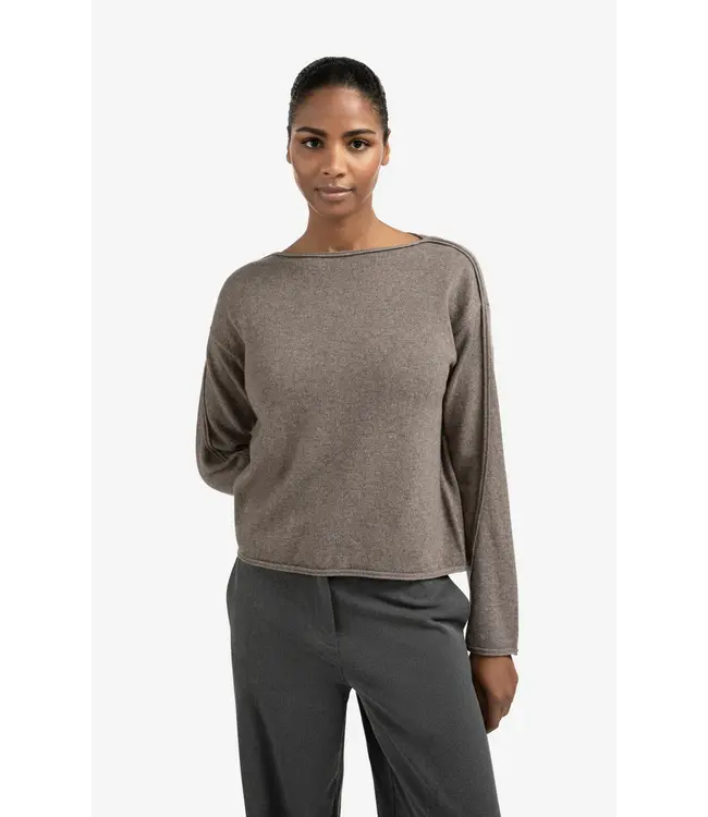 01-000489-509/990172  Boat neck sweater with refined decorative seams