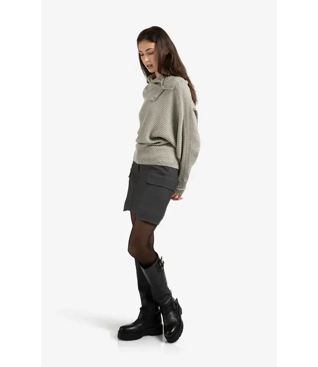 01-401079-509  Minirok met cargozakken en knoopdetails