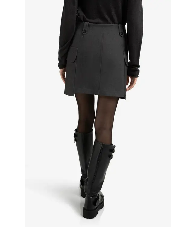 01-401079-509  Minirok met cargozakken en knoopdetails