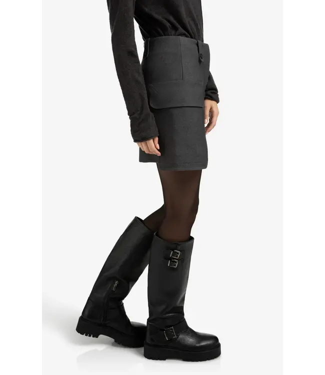 01-401079-509  Minirok met cargozakken en knoopdetails