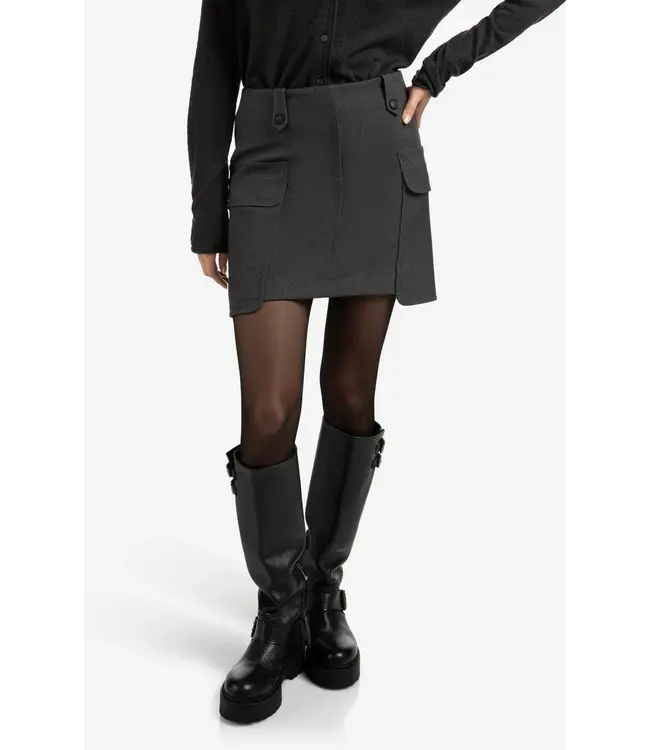 01-401079-509  Minirok met cargozakken en knoopdetails