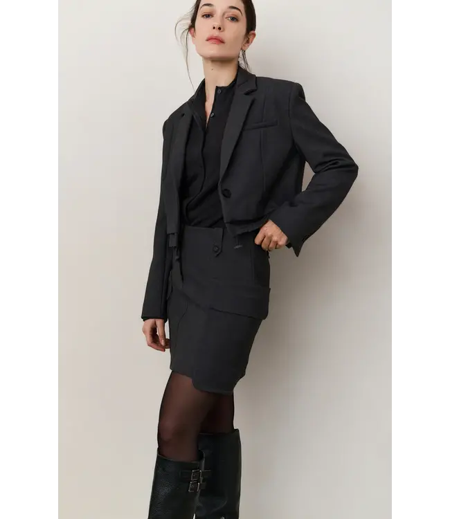 01-501073-509  Korte blazer met koorddetail aan de zoom