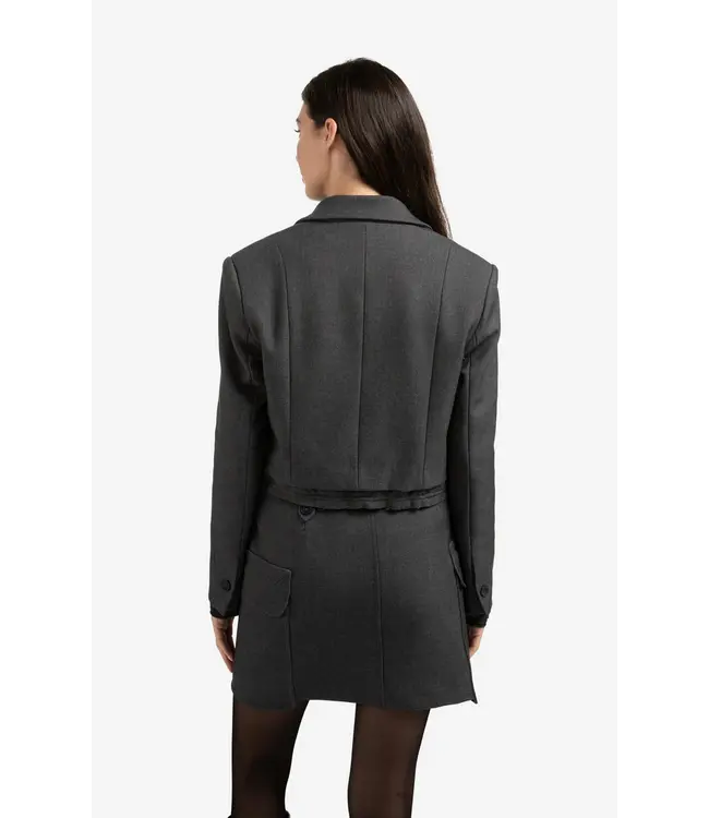01-501073-509  Korte blazer met koorddetail aan de zoom