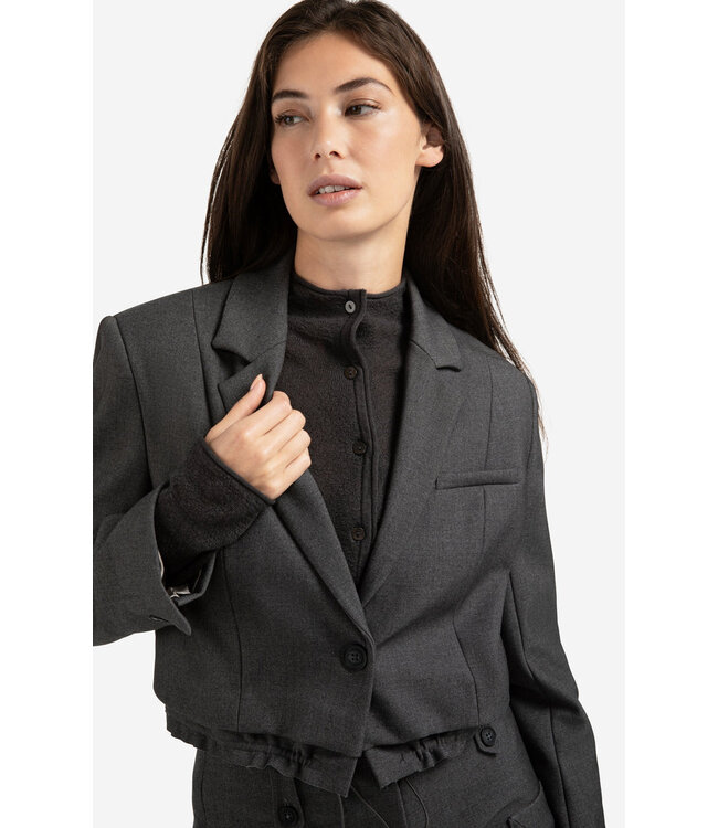 01-501073-509  Korte blazer met koorddetail aan de zoom