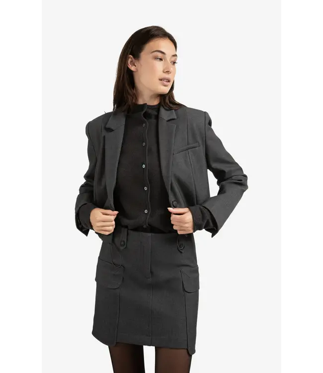 01-501073-509  Korte blazer met koorddetail aan de zoom