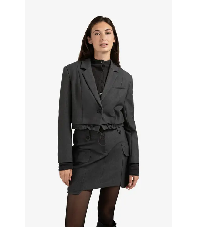 01-501073-509  Korte blazer met koorddetail aan de zoom