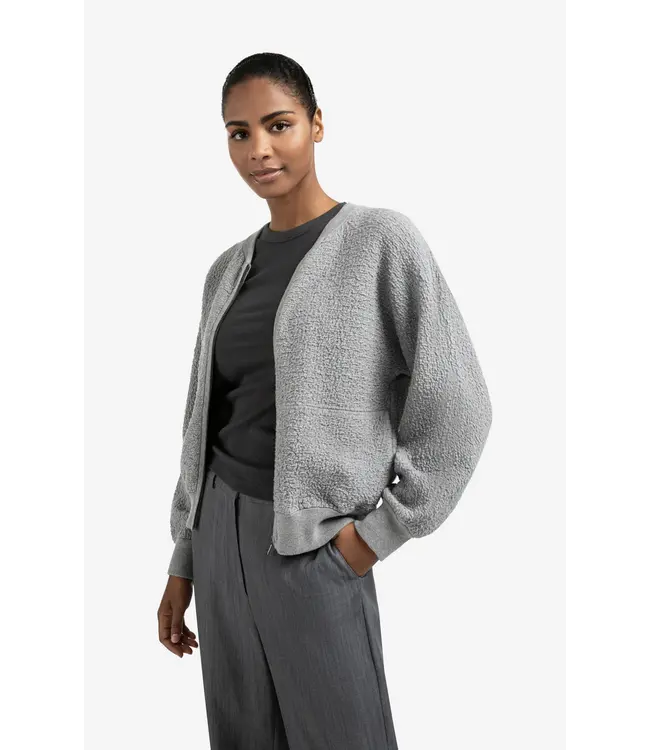 01-010121-508  Bombervest met textuur en ronde hals