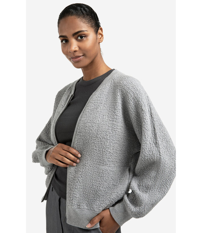 01-010121-508  Bombervest met textuur en ronde hals