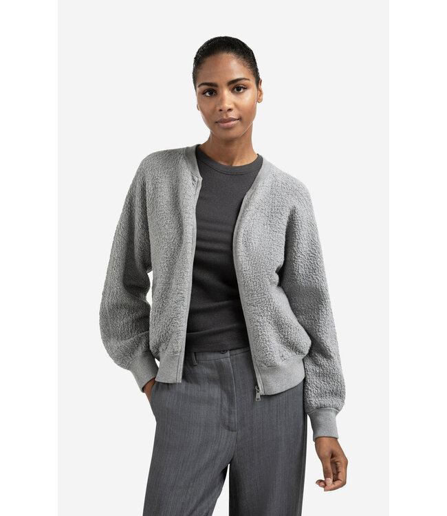 01-010121-508  Bombervest met textuur en ronde hals