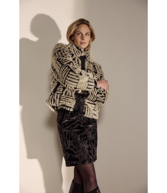 Q07-18-801/006802-Stone-Black  Jacket Faux Fur PU Details