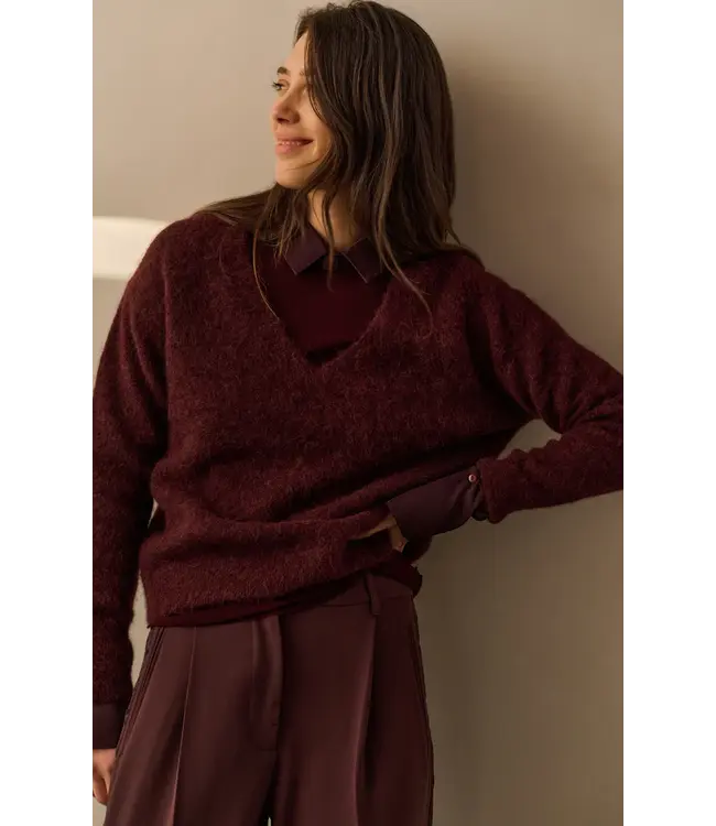 01-000536-511/91619  Soft V-neck sweater with long sleeves