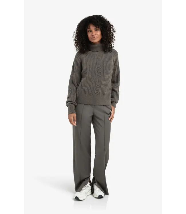 01-000525-510/990332  Ribbed turtleneck sweater with cable detail and long sleeves