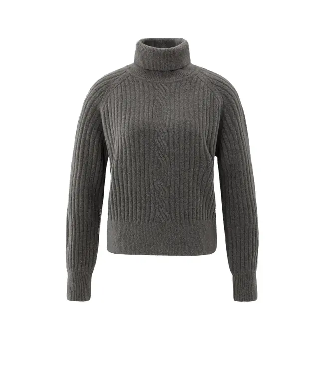 01-000525-510/990332  Ribbed turtleneck sweater with cable detail and long sleeves
