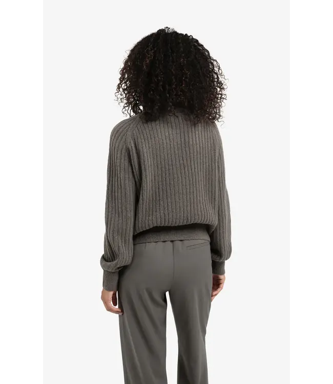 01-000525-510/990332  Ribbed turtleneck sweater with cable detail and long sleeves