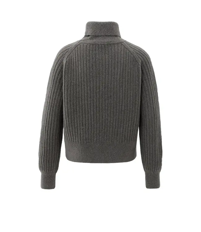 01-000525-510/990332  Ribbed turtleneck sweater with cable detail and long sleeves