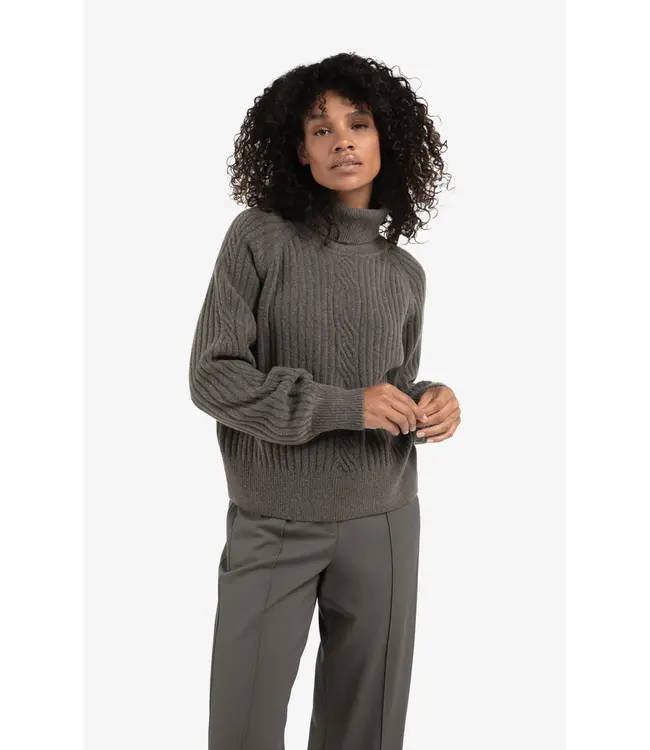 01-000525-510/990332  Ribbed turtleneck sweater with cable detail and long sleeves