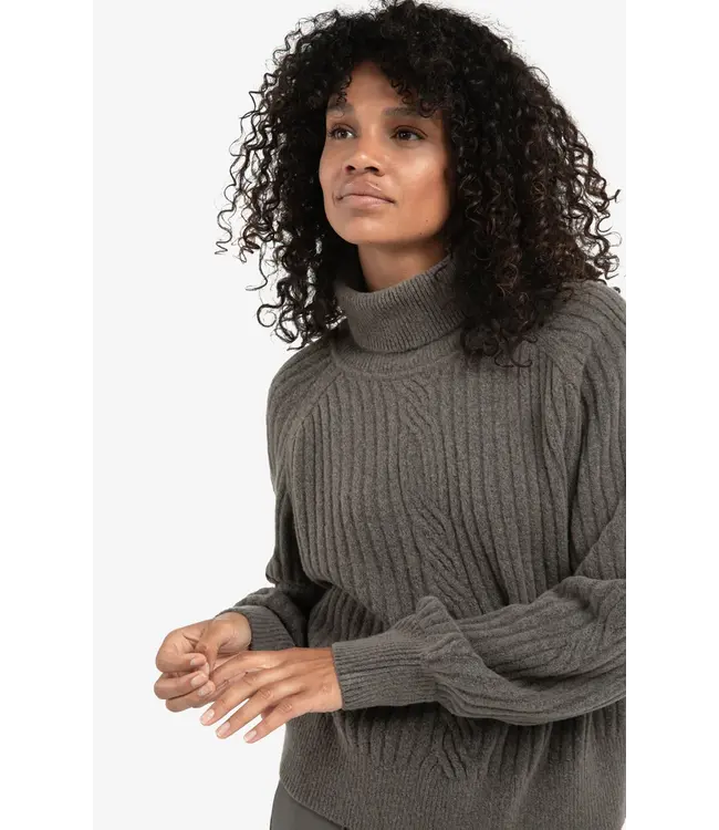 01-000525-510/990332  Ribbed turtleneck sweater with cable detail and long sleeves