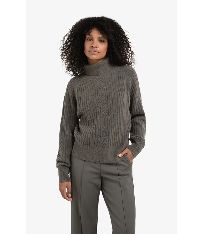 01-000525-510/990332  Ribbed turtleneck sweater with cable detail and long sleeves