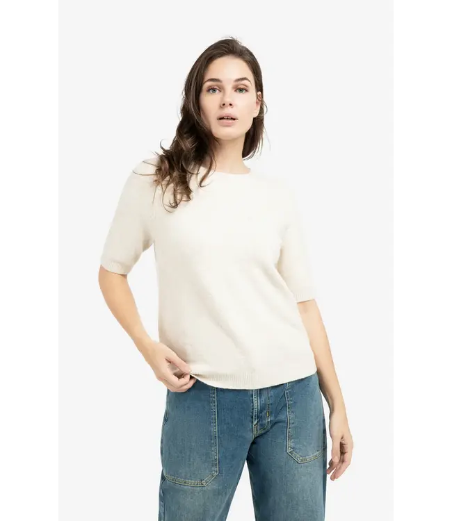 01-000458-602/990442  Soft sweater with short sleeves and round neckline