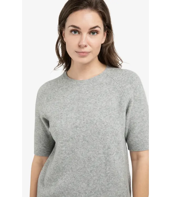 01-000458-602/990472  Soft sweater with short sleeves and round neckline