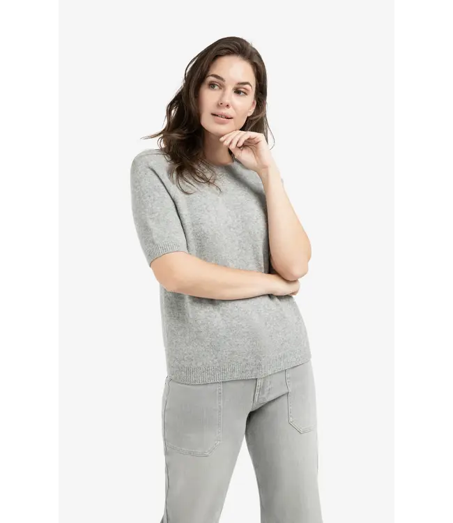 01-000458-602/990472  Soft sweater with short sleeves and round neckline