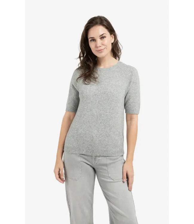 01-000458-602/990472  Soft sweater with short sleeves and round neckline