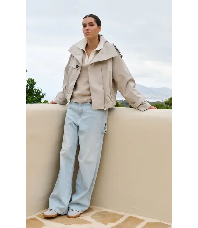 02-001070-602/99055  Short bomber jacket with trench details