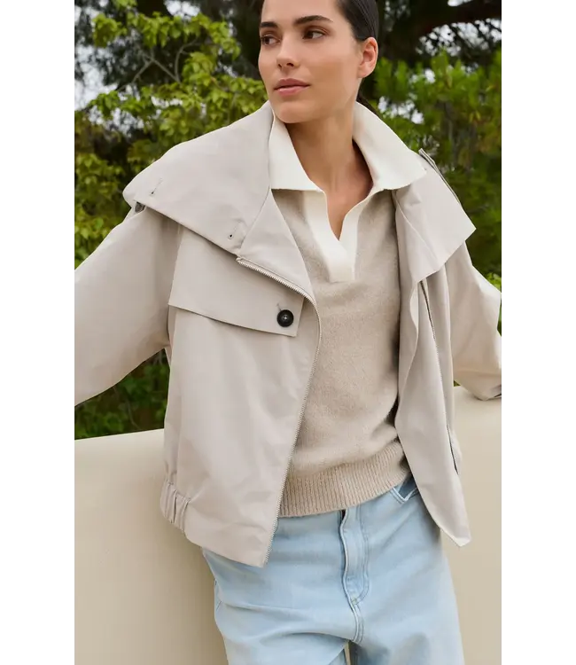 02-001070-602/99055  Short bomber jacket with trench details