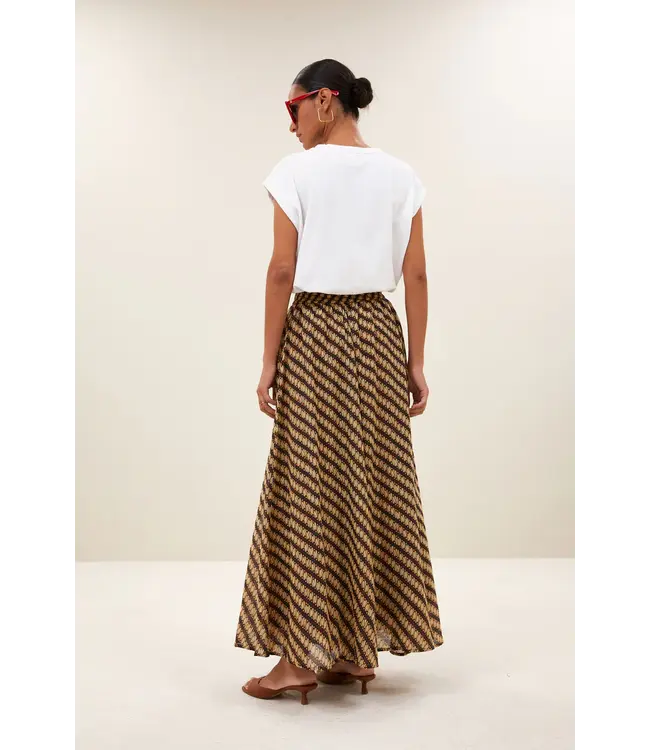 26211014/BrightWhite  tobi flame logo top