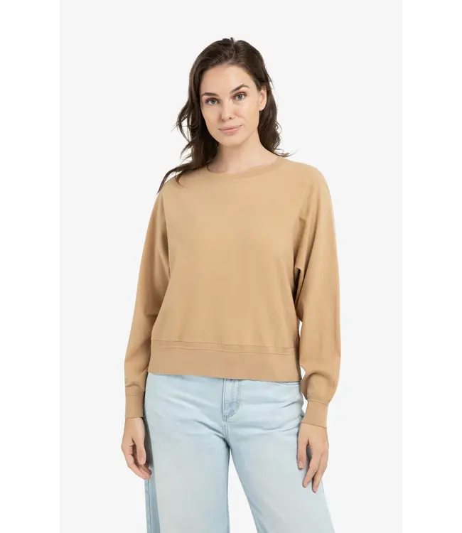 01-000559-603/99051  Batwing sweater with subtle seam details