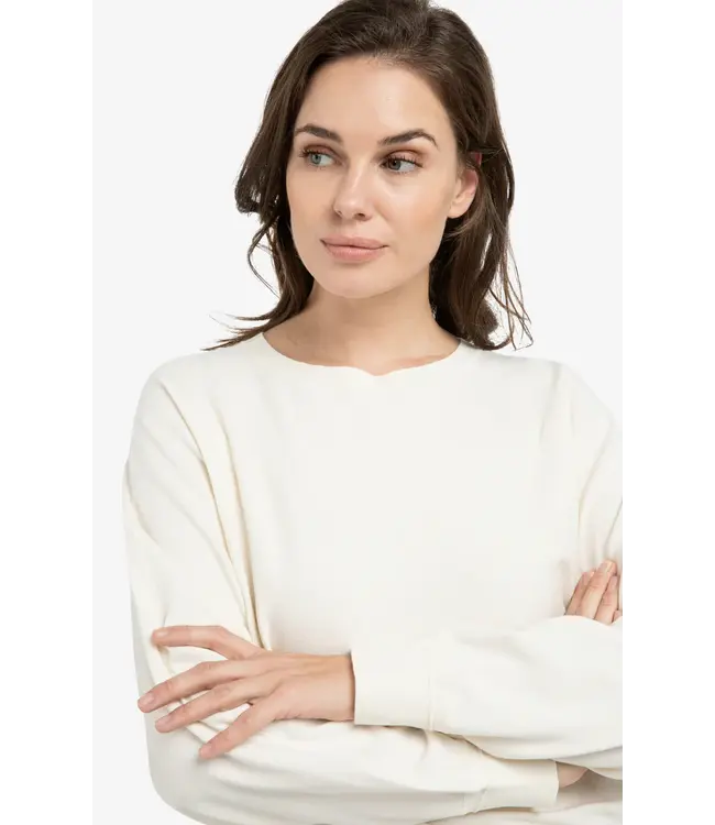 01-000559-603/99053  Batwing sweater with subtle seam details