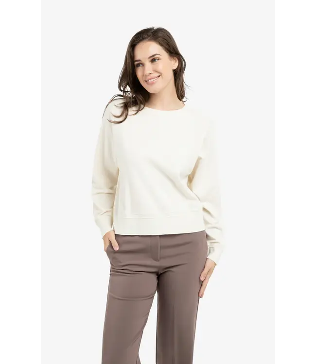 01-000559-603/99053  Batwing sweater with subtle seam details