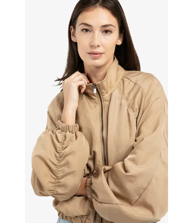 02-001072-603/99051  Short oversized jacket with pleated details